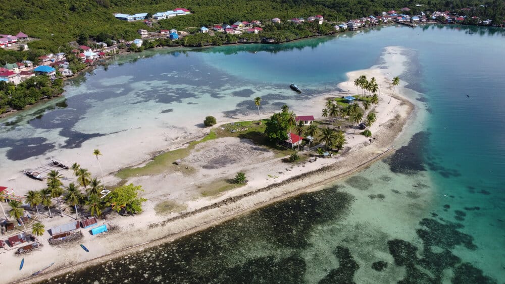 Menerawang Keindahan Pantai Wantopi, Terletak di Tengah Teluk