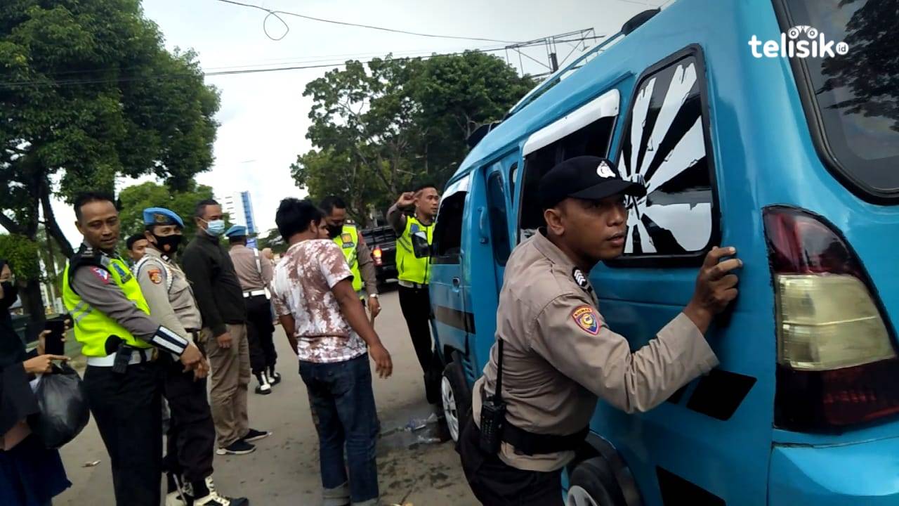 Mobil Angkutan Kota Nyaris Dilalap Si Jago Merah