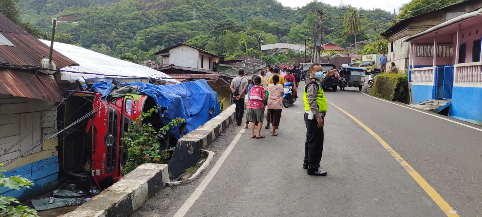 Mobil Tangki Milik Pertamina Terbalik dan Timpa Rumah Warga