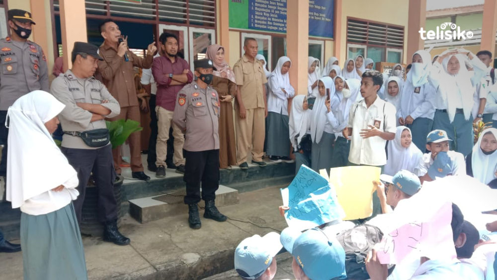 Pelajar SMA 1 Kontunaga Tolak Kasek Terduga Koruptor