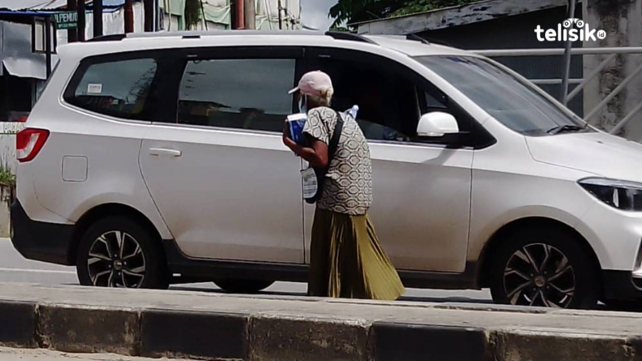 Perjuangan Seorang Ibu, Hidupi Anak dari Jualan Tisu dan Air Mineral