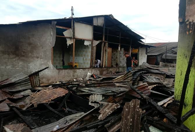 Rumah Hangus Terbakar, Pemuda Ini Hanya Bisa Pasrah