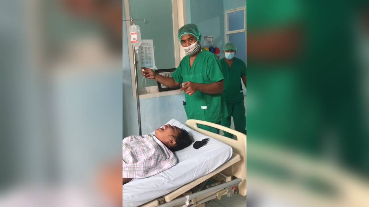 Viral Wanita di Baubau Nyanyi 