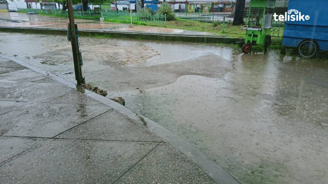 Warga Kota Baubau Keluhkan Jalan Rusak di Areal Pantai Kamali