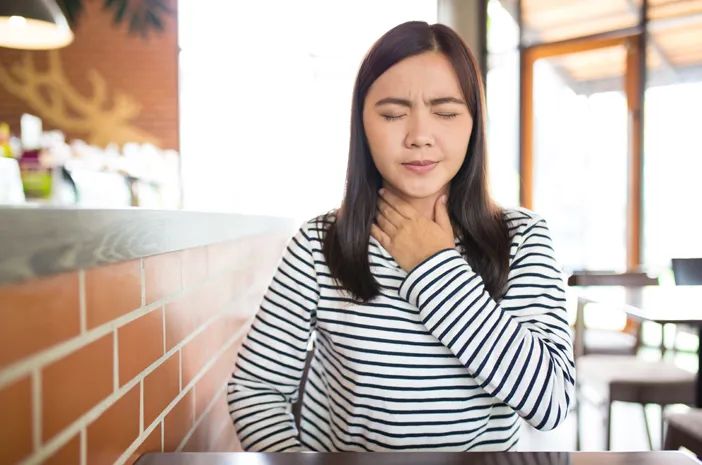 8 Cara Mengatasi Duri Ikan yang Tersangkut di Tenggorokan