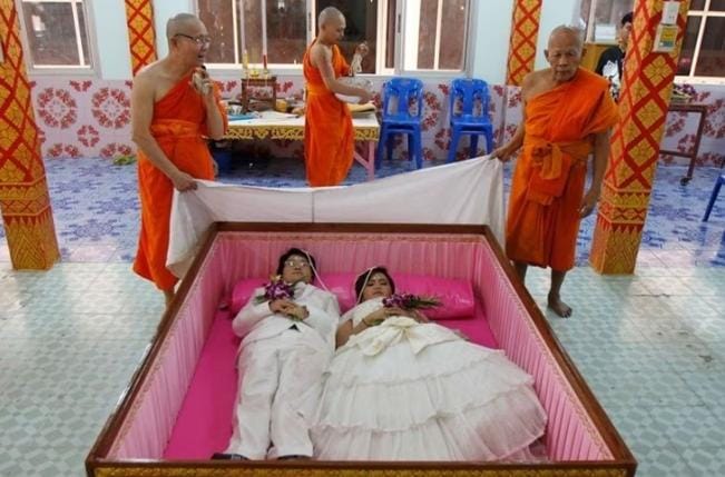 9 Tradisi Pernikahan Unik di Berbagai Negara, Nomor 9 Menjijikan