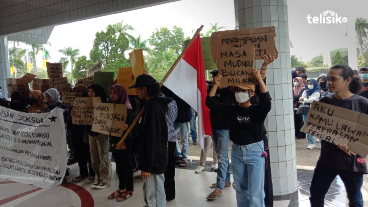 Demo Kasus Pelecehan Seksual Oknum Dosen UHO, Spanduk Mahasiswa Jadi Sorotan