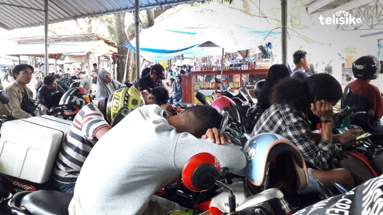 Demi Lebaran di Kampung, Calon Penumpang Feri Torobulu-Tampo Rela Tak Tidur