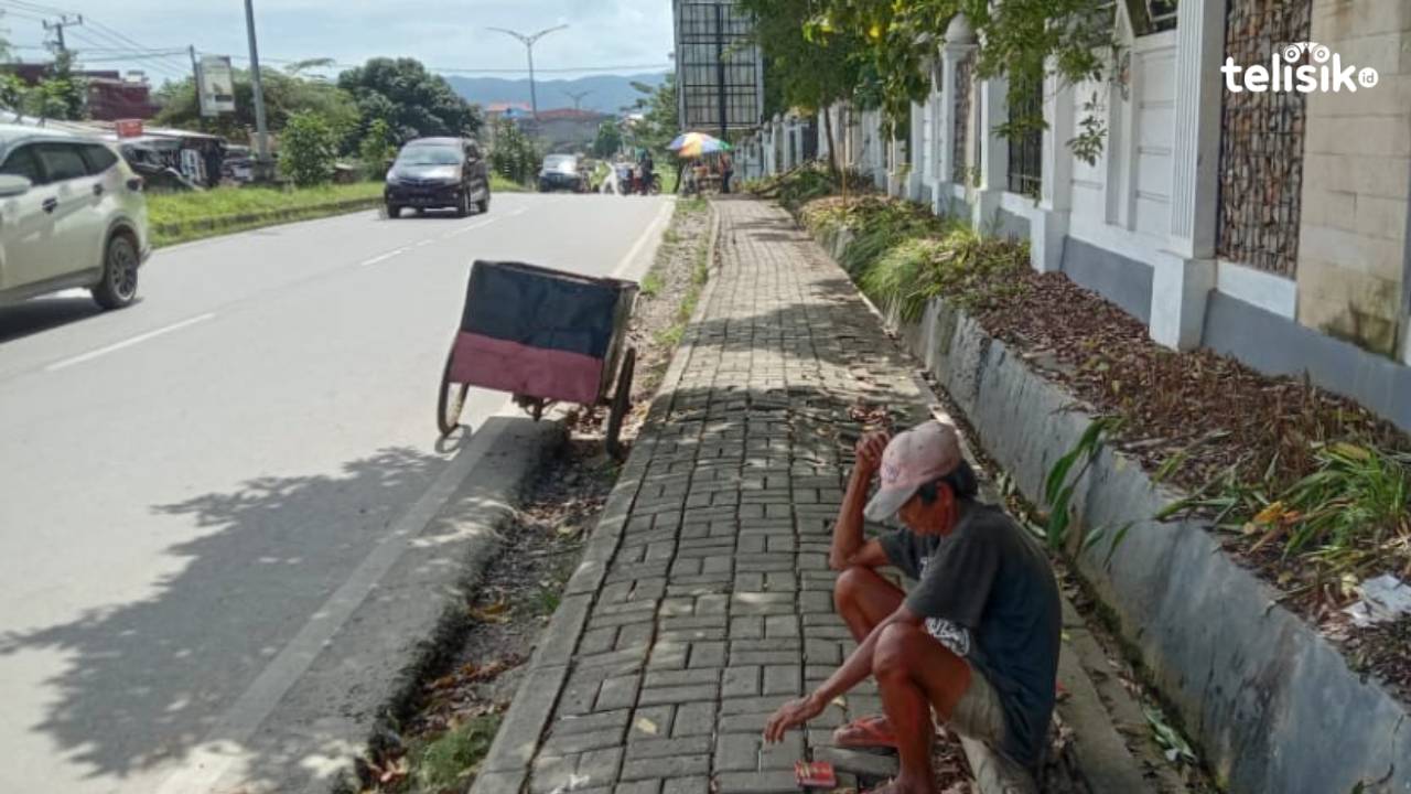 Dengan Gerobak Kecil yang Usang, Lansia Ini Memulung agar Bisa Makan