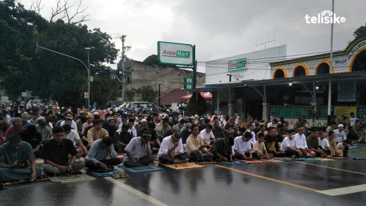 Diguyur Hujan, Ratusan Warga Tetap Antusias Salat Idul Adha hingga Jalan Raya