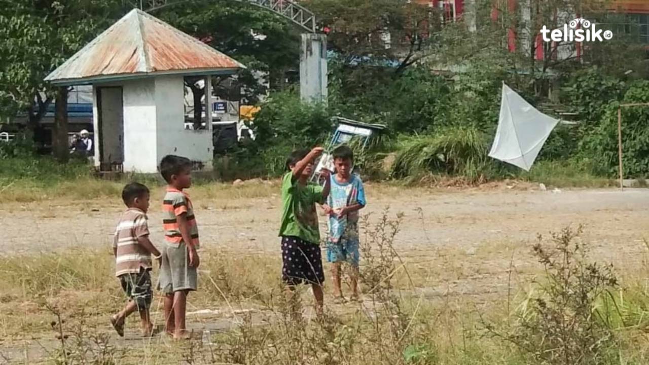 Foto Humanis: Game Online Mengintai, Layang-Layang Masih Diminati Anak-Anak