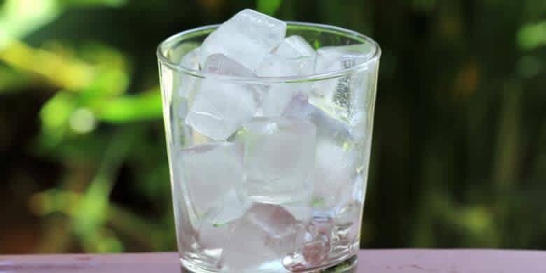 Hati-hati, Makan Es Batu Bisa Berdampak Buruk bagi Kesehatan Tubuh