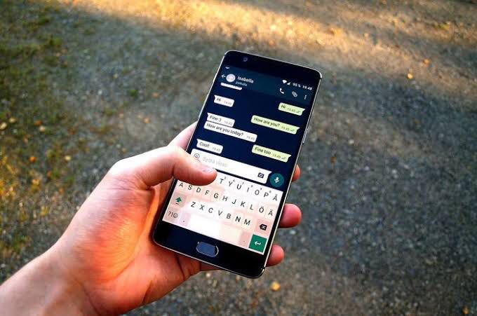 Ini 4 Cara Dengar Voice Note Diam-Diam di WhatsApp