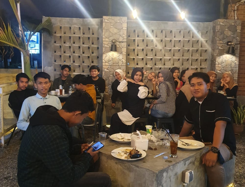 Jalankan Wasiat Almarhum Orang Tua, Bapak Ini Buka Usaha Kafetaria Kekinian