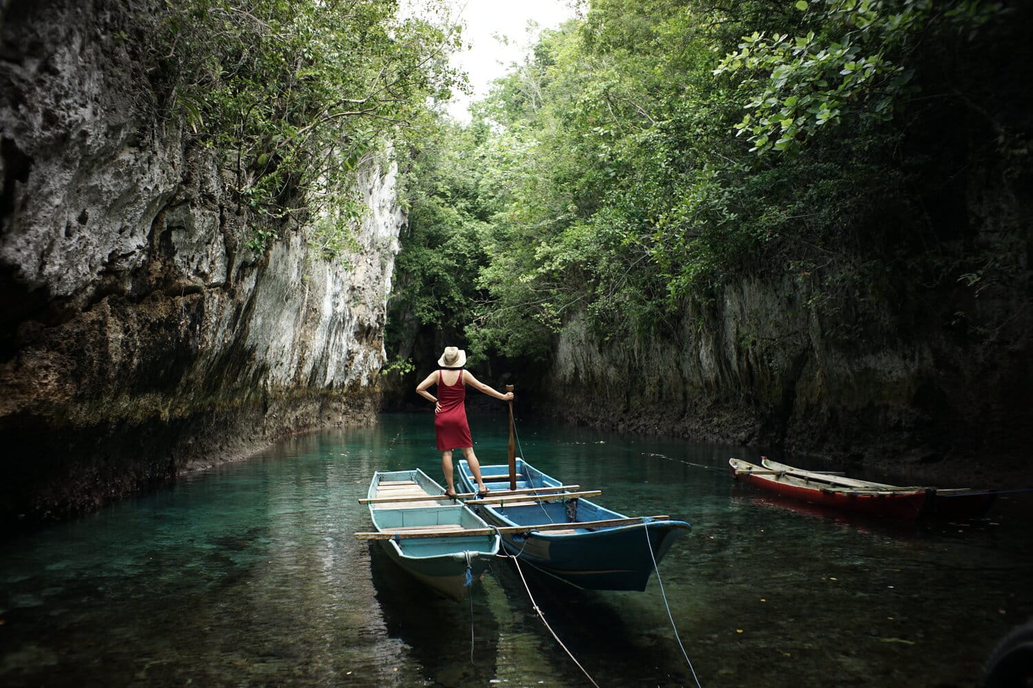 Kotaeeono, Keindahan Tebing Membelah dengan Kolam Alami di Tengahnya
