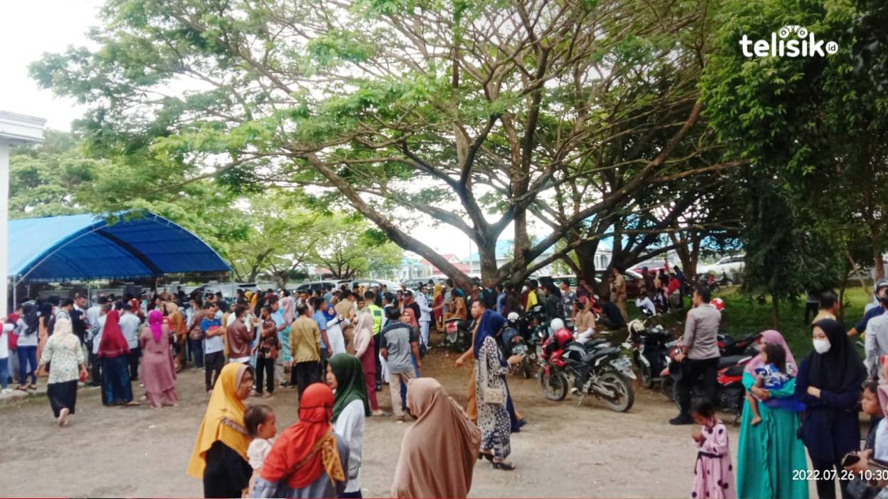 Ratusan Pendukung Padati Kantor Bappeda Saat Pelantikan 39 Kepala Desa di Buton Utara