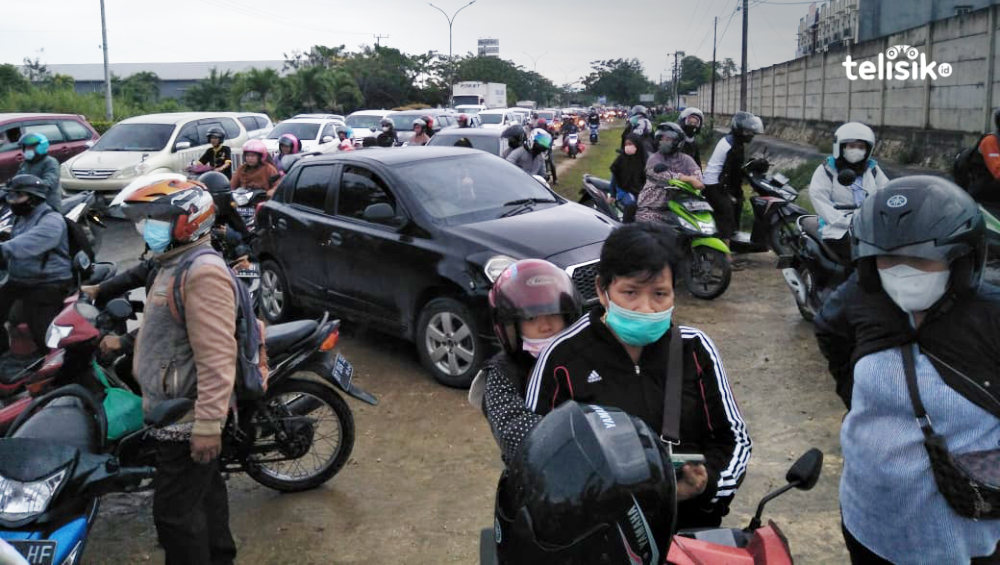 Ratusan Roda Dua Tak Berani Melintas, Tunggu Banjir Surut