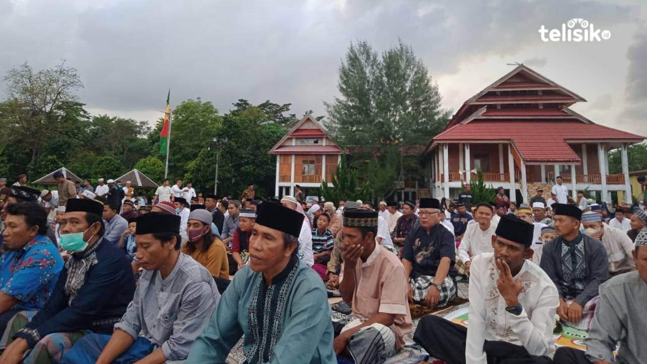 Salat Id Bersama Bupati, Ribuan Warga Wakatobi Padati Kawasan Taman Budaya
