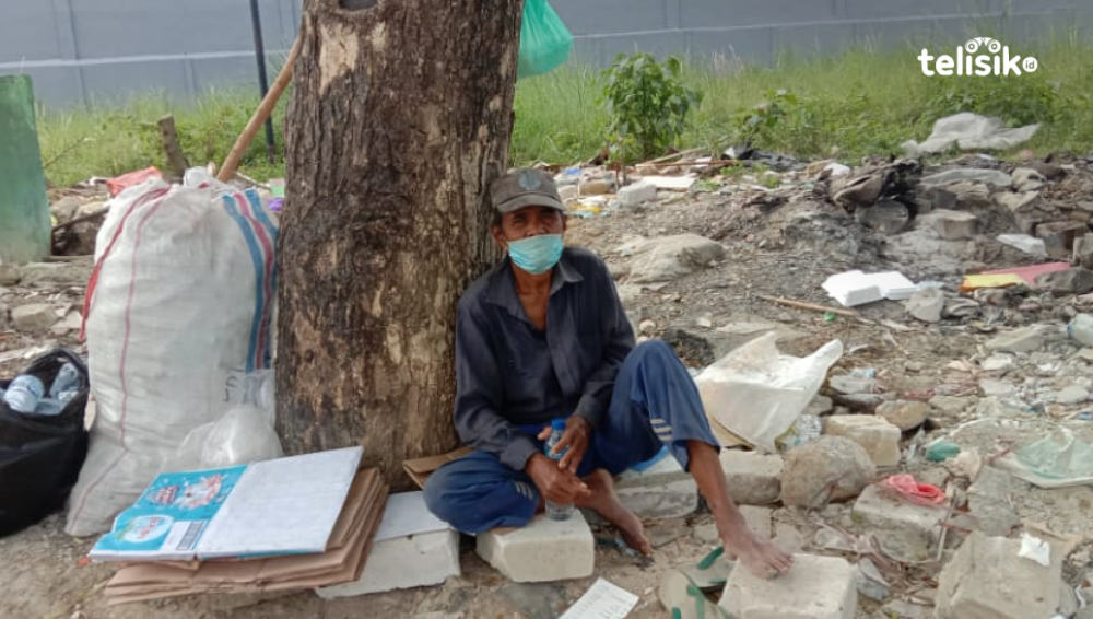 Tak Kuat Lagi Jadi Kuli, Pria Ini Mengais Rezeki dari Sampah