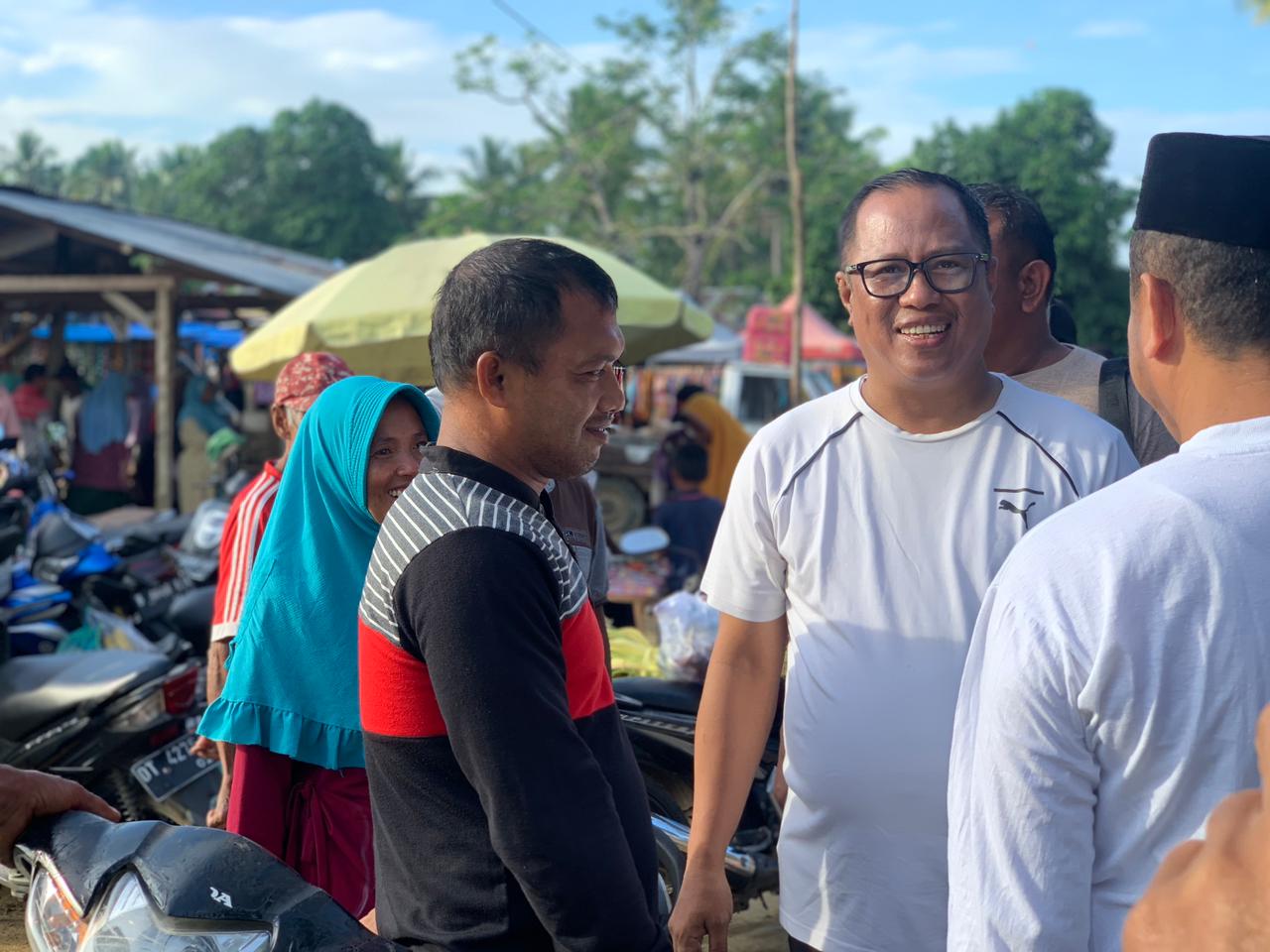 Tinjau Pasar Tradisional, Pj Bupati Muna Barat Pastikan Stok dan Harga Sembako Terkendali
