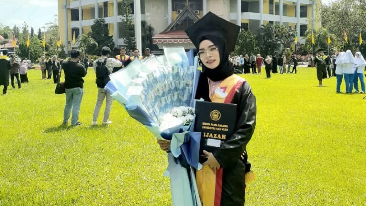 Wisudawan Terbaik UHO Berbagi Tips Raih Gelar Master dengan IPK 4,0