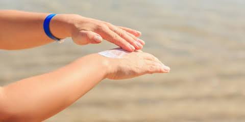 5 Tips Memutihkan Kulit Belang Sesudah Liburan di Pantai