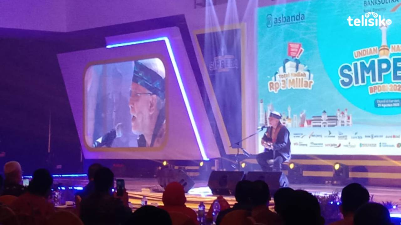 Bawakan Lagu-Lagu Terbaik, Iwan Fals Sukses Hibur Ribuan Nasabah Bank Sultra