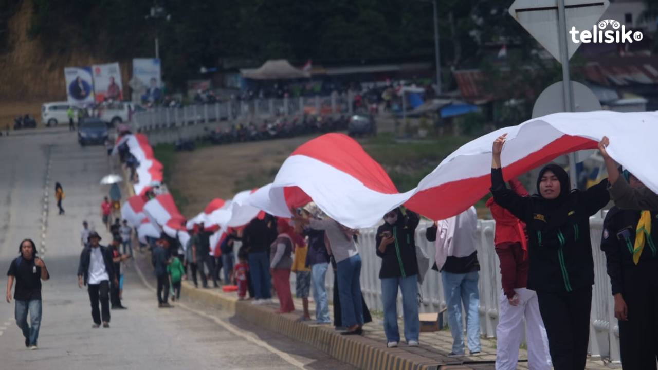 Bendera Sepanjang 770 Meter Dikibarkan di Jembatan Teluk Kendari