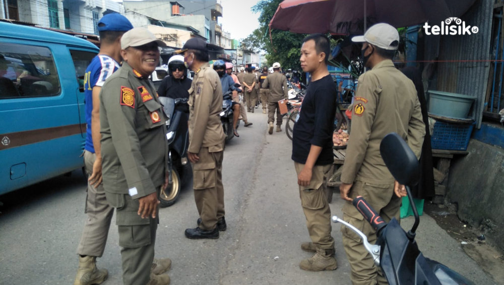 Dinilai Kumuh dan Biang Macet, Sejumlah PKL di Area Mall Mandonga Dibersihkan
