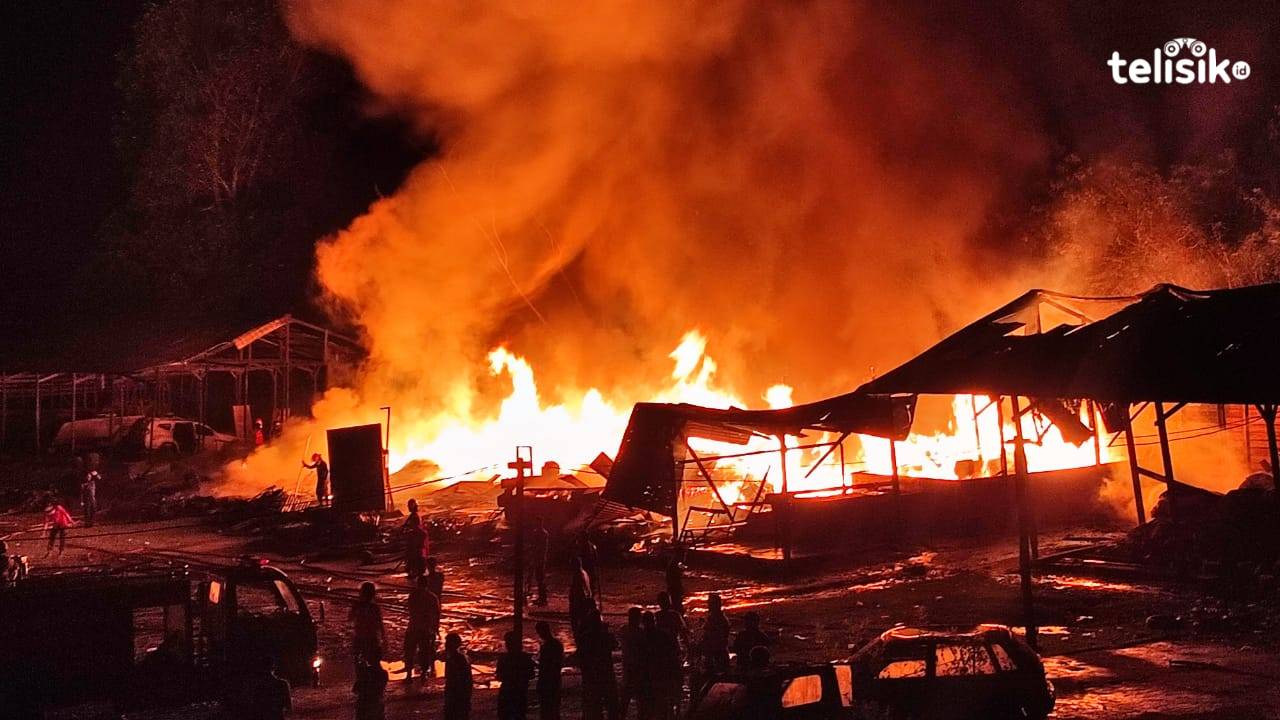 Gudang Kopra Depan RS Hermina Kendari Terbakar, Pemadam Kewalahan