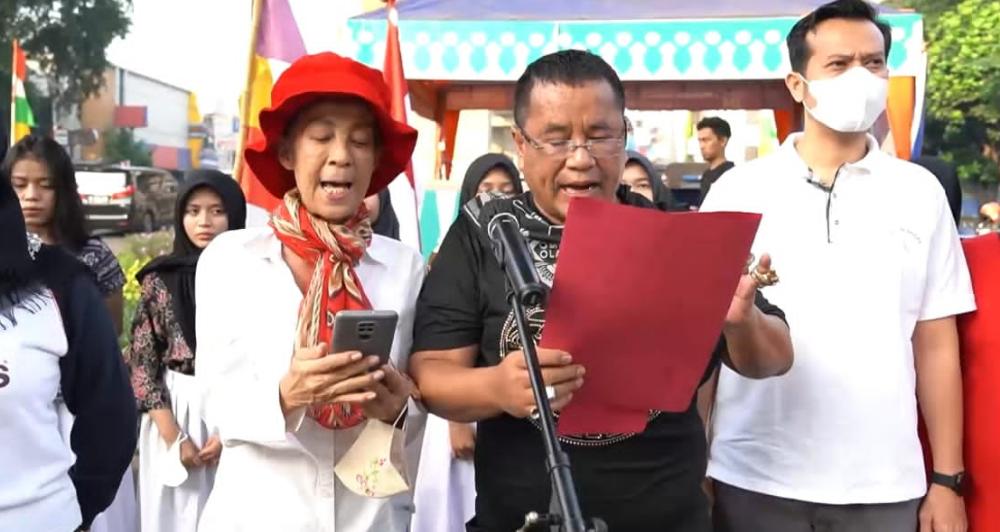 Hotman Paris dan Inggrid Widjanarko Membaca Teks Proklamasi di Jalan