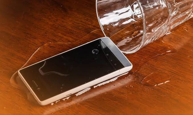 HP Kemasukan Air? Ini 5 Cara Mengatasinya