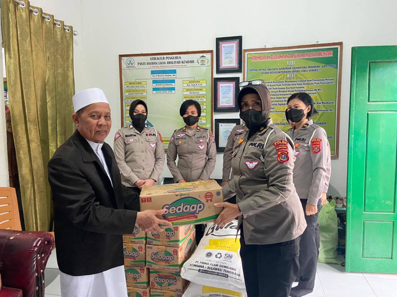 Jelang HUT Ke-74, Polwan Polda Sultra Bakti Sosial di Panti Asuhan