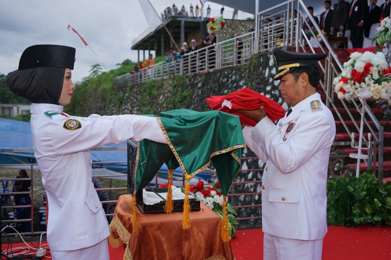 Kadispora Buton Apresiasi Siswa-siswi Paskibra HUT RI