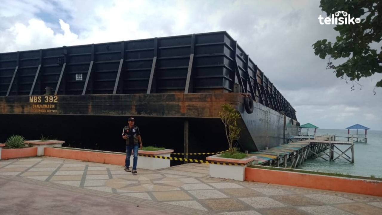 Kapal Tongkang Nyasar Rusak Destinasi Wisata Pasir Putih Pantai Berova