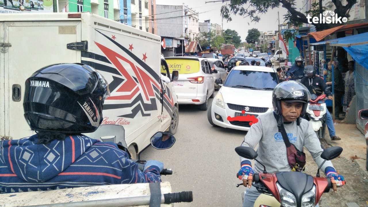 Nekat Lawan Arus, Tiga Sopir Minibus Nyaris Digebuk Massa