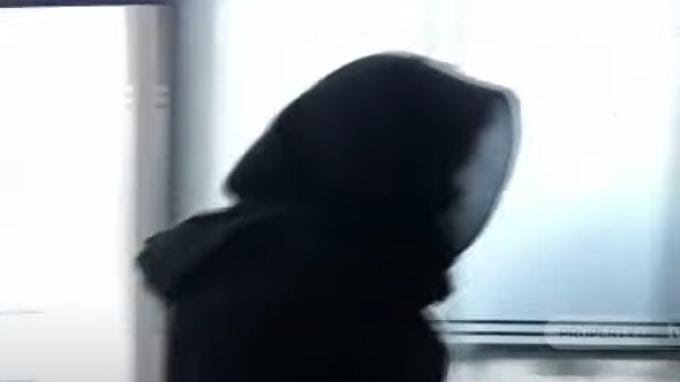 Penampakan Putri Cendrawathi Kelabui Wartawan saat Hadiri Pemeriksaan, Pakaian Serba Hitam