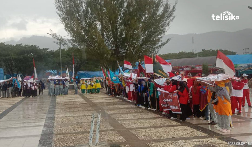 Peserta Devile Ikuti Upacara HUT ke-77 RI di Tengah Guyuran Hujan