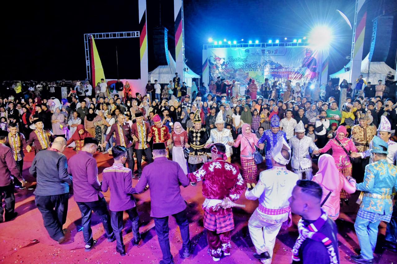 Tari Lulo Meriahkan Pawai Budaya Rakernas XV Apeksi di Padang