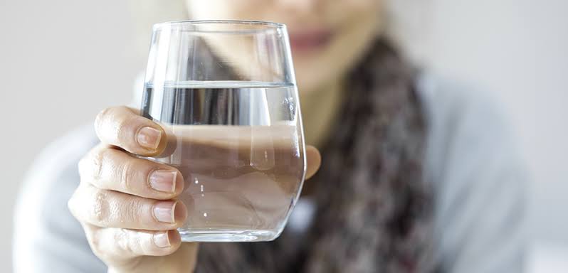 10 Manfaat Minum Air Putih Pagi Hari