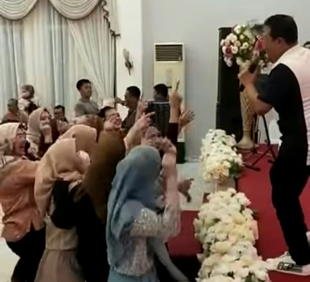 Aksi Hambur Uang Dirut Bank Sulawesi Tenggara Viral, Belasan Wanita Asik Joget