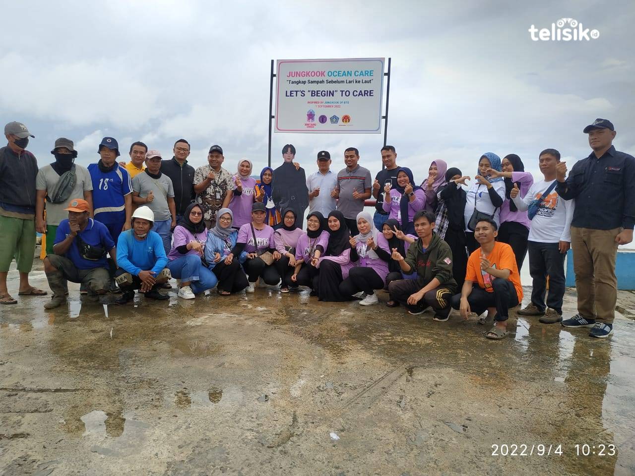 Banyak Sampah di Laut, Fans Boyband BTS Beri Alat Trash Boom di Teluk Kendari