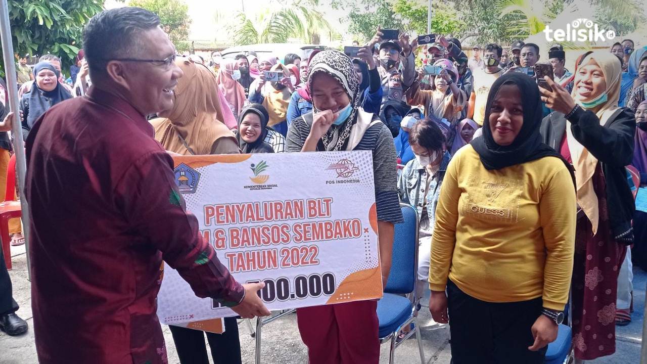 BLT BBM Mulai Disalurkan, Warga Serbu Kantor Pos