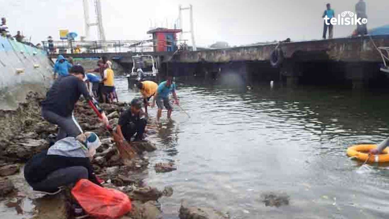 Foto Humanis: Buruh Pelabuhan Peduli Kebersihan Teluk Kendari