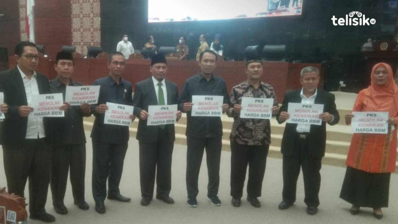 Fraksi PKS DPRD Sumatera Utara Bentang Poster Tolak Kenaikan BBM di Paripurna