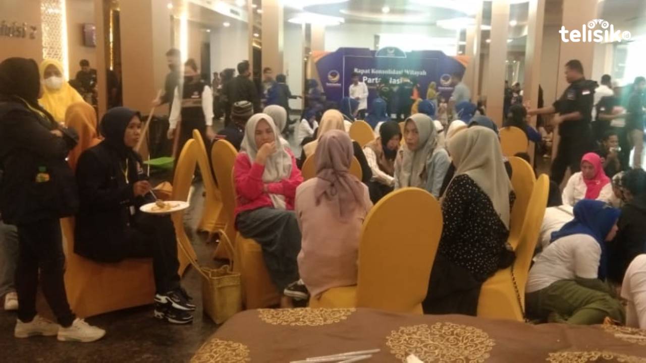 Kelelahan, Surya Paloh Batal Turun dari Pesawat saat Tiba di Kendari