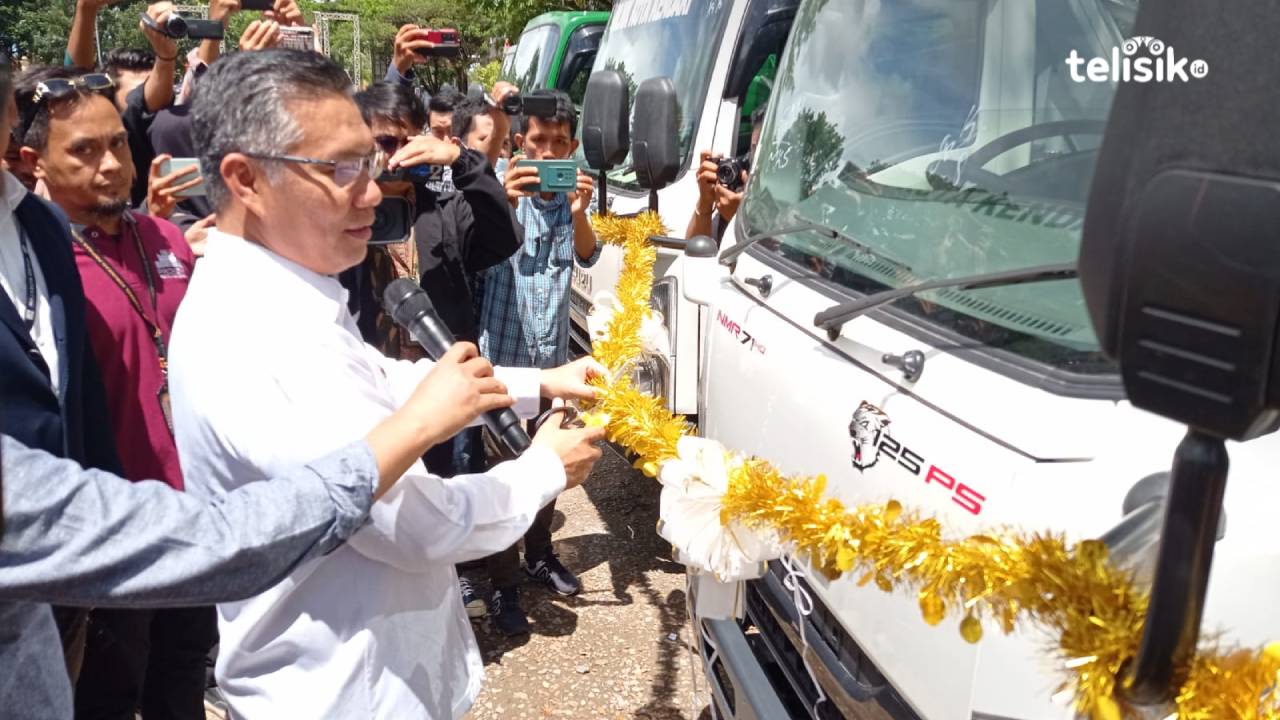 Kota Kendari Punya Mobil Penyapu Jalan Pertama di Sulawesi Tenggara