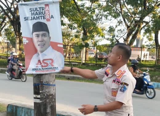 Langgar Perda, Satpol PP Tertibkan Baliho Andi Sumangerukka