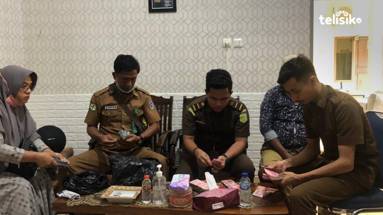 Mantan Kasek SMAN 1 Kabawo Kembalikan Sisa Duit Korupsi Rp 82,3 Juta 