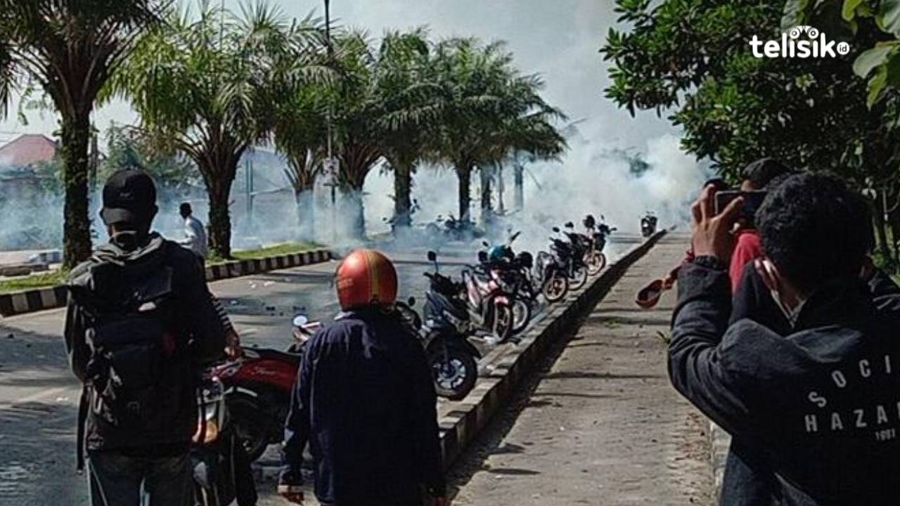 Memanas, Demo Kematian 2 Mahasiswa UHO Diwarnai Tembakan Gas Air Mata